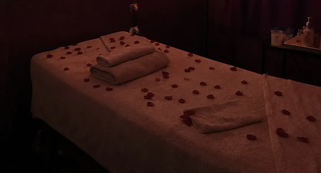 Masaj odasındaki masaj masası — Lila Spa, Zeytinburnu misafirlerine hizmet veren salon