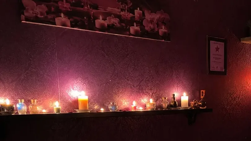 Masaj odasındaki mum rafı — Lila Spa, Zeytinburnu misafirlerine hizmet veren salon