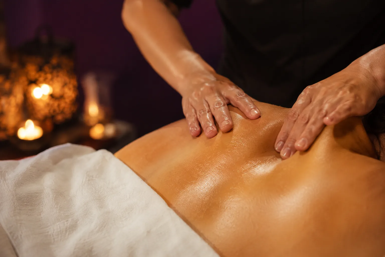 Sırt masajı uygulaması — Lila Spa, Zeytinburnu misafirlerine hizmet veren salon